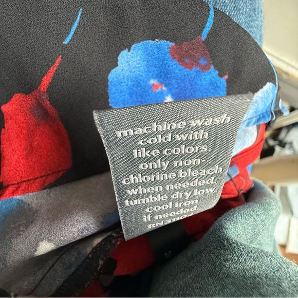 The limited Womens Plus Size 3X Floral Printed Bell Sleeve Blouse 4Th July - Picture 11 of 12